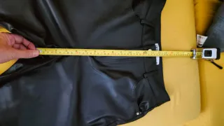 Pantalones efecto piel Zara negros.