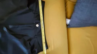 Pantalones efecto piel Zara negros.