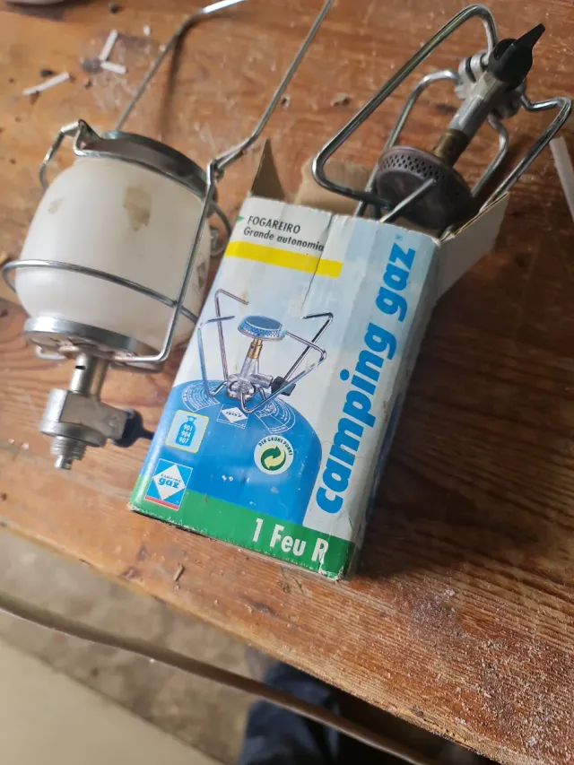 Hornillo camping gas y lampara.