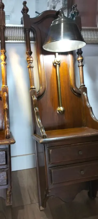 Mesitas antiguas de madera y metal