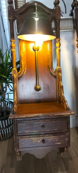 Mesitas antiguas de madera y metal