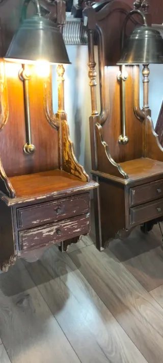 Mesitas antiguas de madera y metal