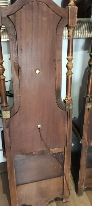 Mesitas antiguas de madera y metal