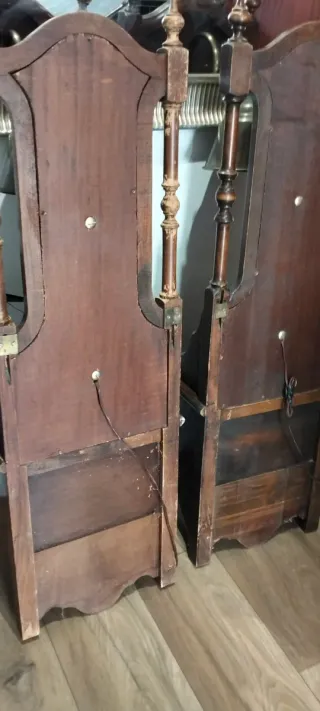 Mesitas antiguas de madera y metal