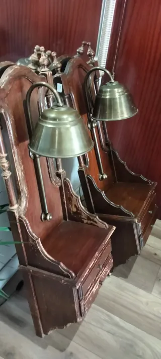 Mesitas antiguas de madera y metal