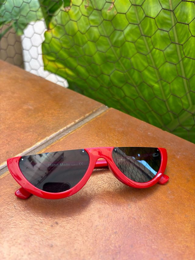 Gafas de sol rojas y negras