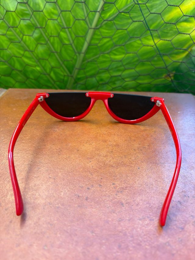 Gafas de sol rojas y negras