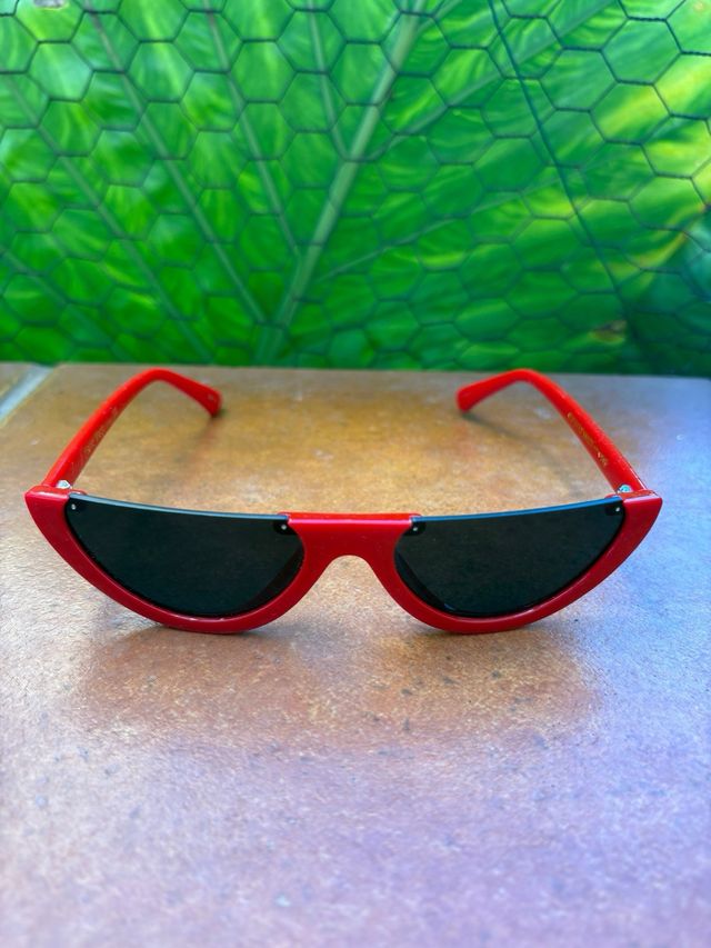 Gafas de sol rojas y negras