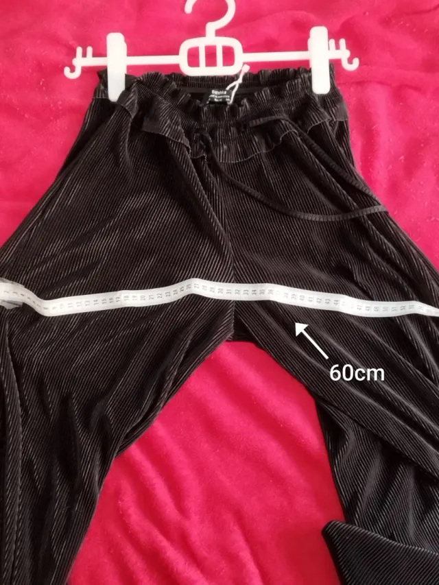 Pantalón Plisado Fluidal Un Paradigma de Elegancia