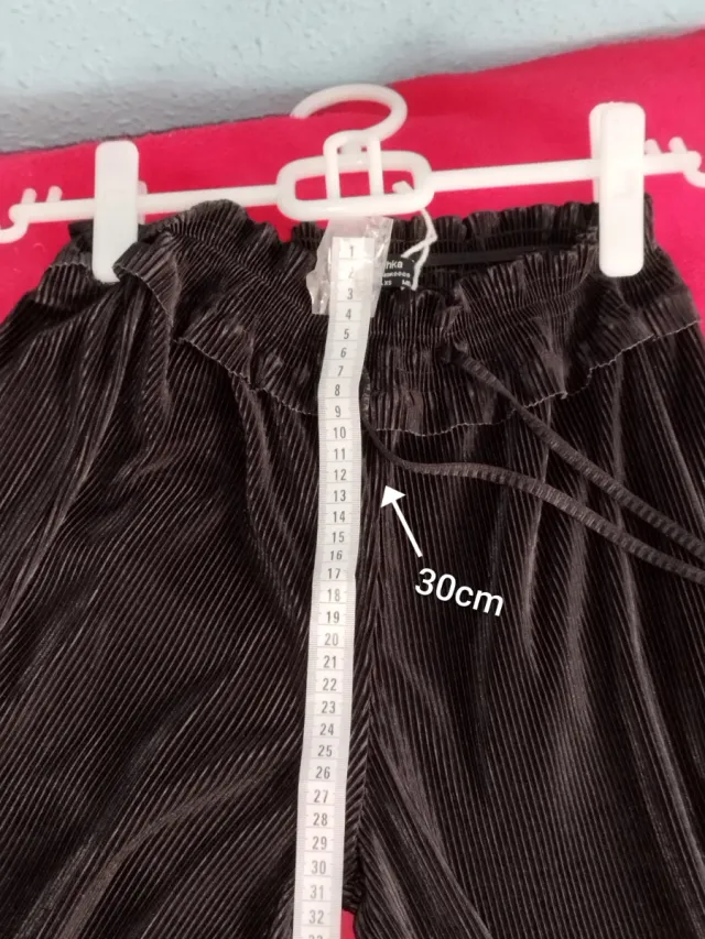 Pantalón Plisado Fluidal Un Paradigma de Elegancia