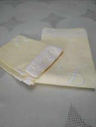 Juego de sábanas amarillas con encaje , cama de 90