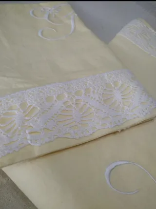 Juego de sábanas amarillas con encaje , cama de 90