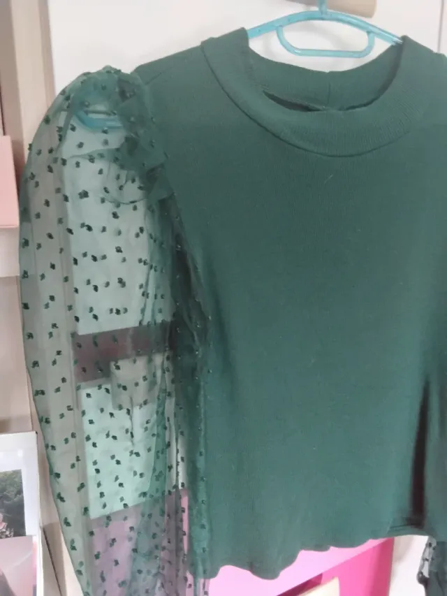 Top verde mangas transparentes