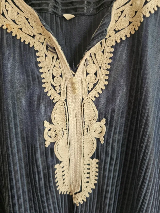 Túnica azul con bordado