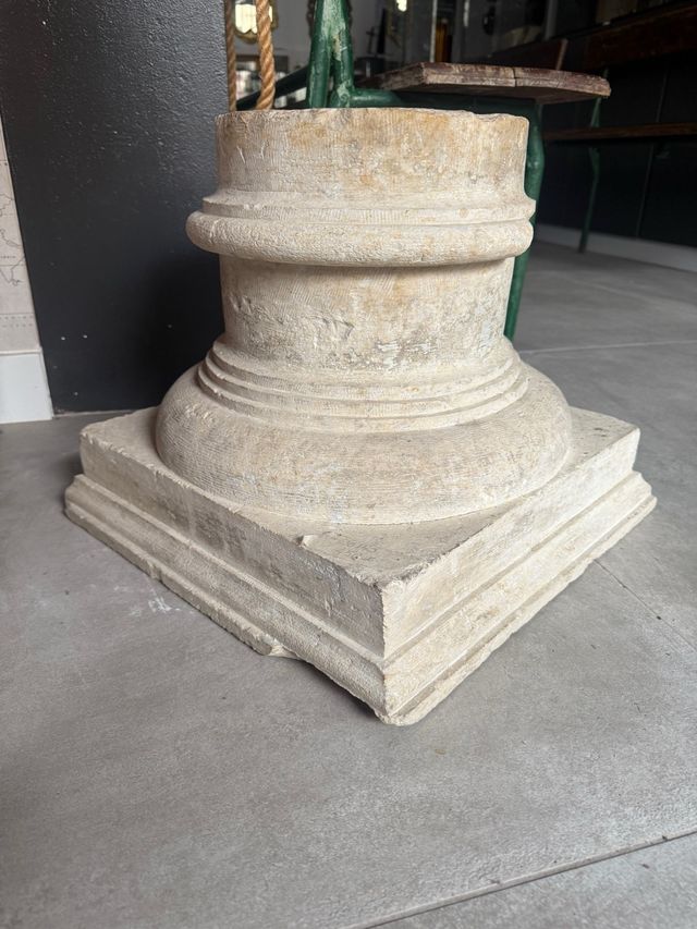 Base o pedestal de columna en piedra tallada