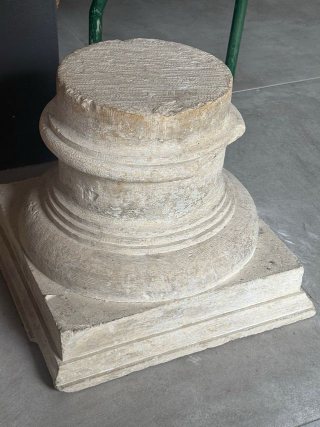 Base o pedestal de columna en piedra tallada