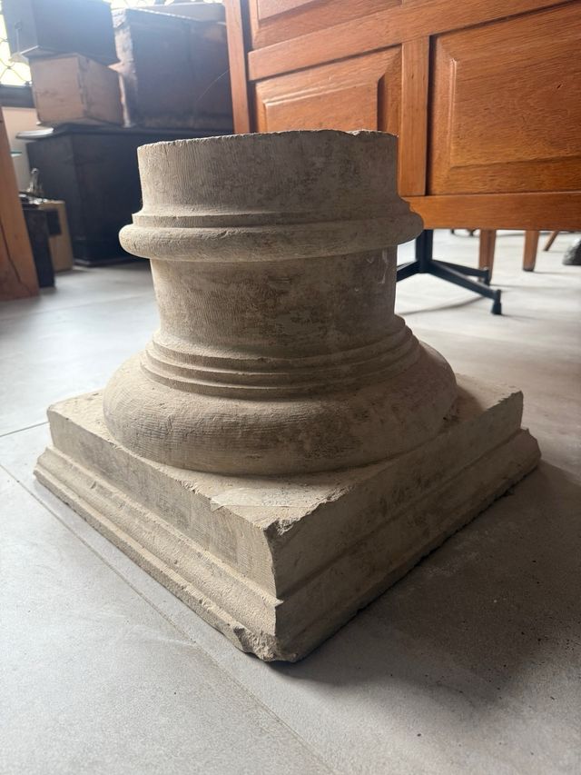 Base o pedestal de columna en piedra tallada