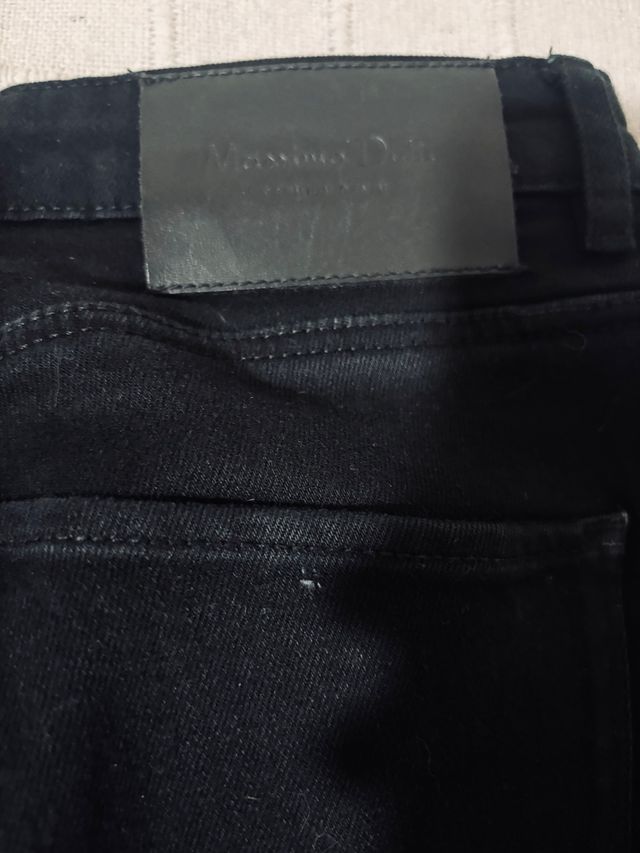 Vaquero negro con apertura de Massimo Dutti