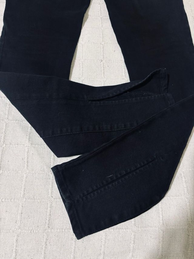 Vaquero negro con apertura de Massimo Dutti