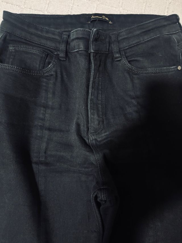 Vaquero negro con apertura de Massimo Dutti