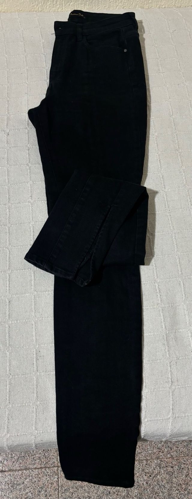 Vaquero negro con apertura de Massimo Dutti