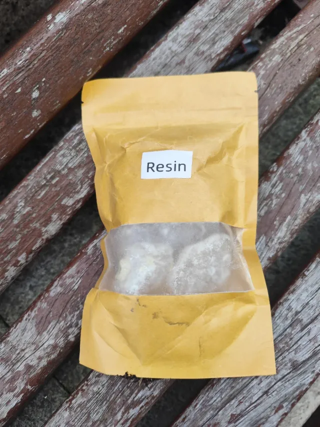 Resina artesanal en bolsa de papel