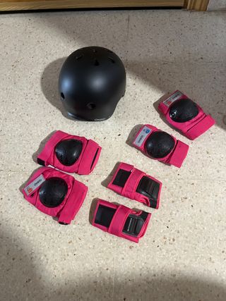 Casco, coderas, rodilleras y muñequeras