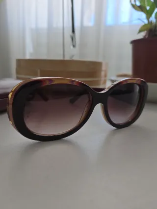 Gafas de sol Cartier doradas y rojas