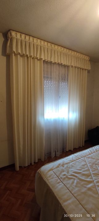 Edredón con cojín, cortinas y visillos