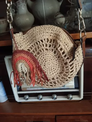 Bolso de rafia redondo con flecos