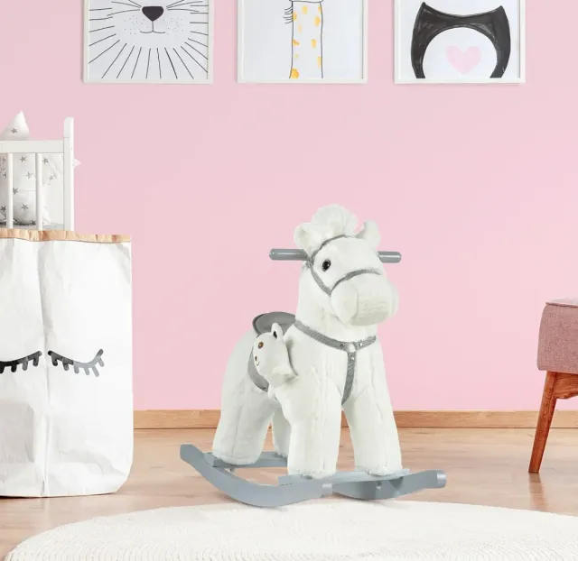 Caballito balancín blanco con bebé