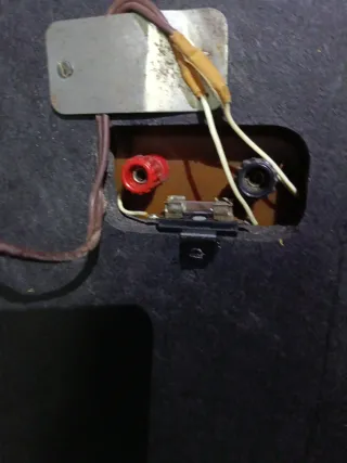 Altavoces Grandes Marrones y Negros