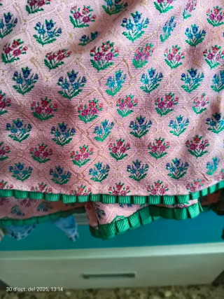 Falda regional con vuelo