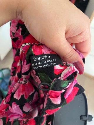 Camisa floral negra y rosa