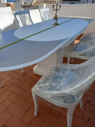 Mesa ovalada blanca y 6 sillas