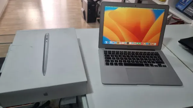 MacBook Air i5 Plata i5 4gb ram 2014