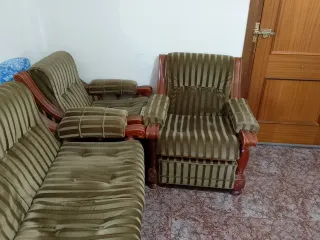 Sofá y 2 sillones de tela y madera