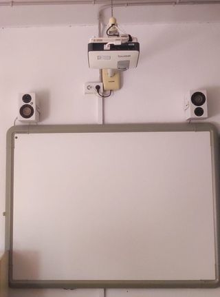 Pizarra Digital BenQ con Proyector y Altavoces