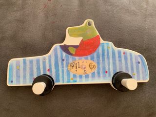 Colgador infantil coche cocodrilo IKEA FABLER