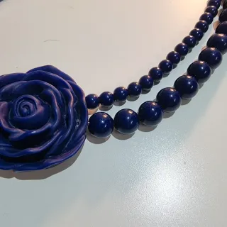 Collar azul retro con flor