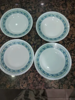 4 Platos de Porcelana con Diseño Azul