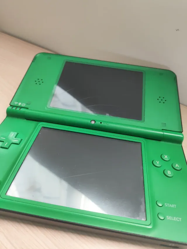 Nintendo DSi XL Verde