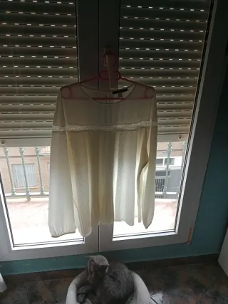 Blusa de mujer beige y blanca