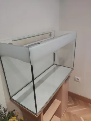 Acuario con mueble de madera