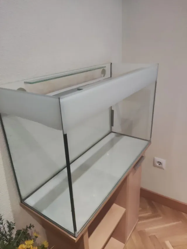 Acuario con mueble de madera