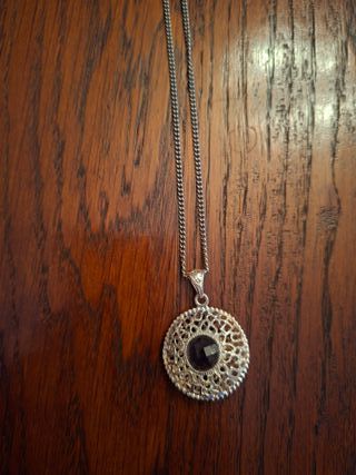 collana in acciaio colore argento con pietra viola