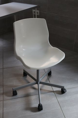 Silla Blanca con Ruedas