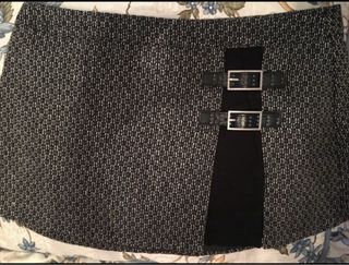 Falda corta Pull&Bear con hebillas