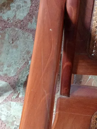 Mecedora de madera y mimbre con un arañazo