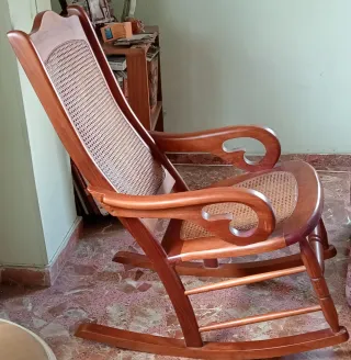 Mecedora de madera y mimbre con un arañazo